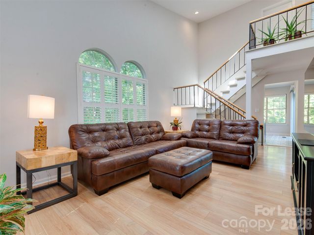 9006 Saint Thomas Lane, Charlotte, NC 28277