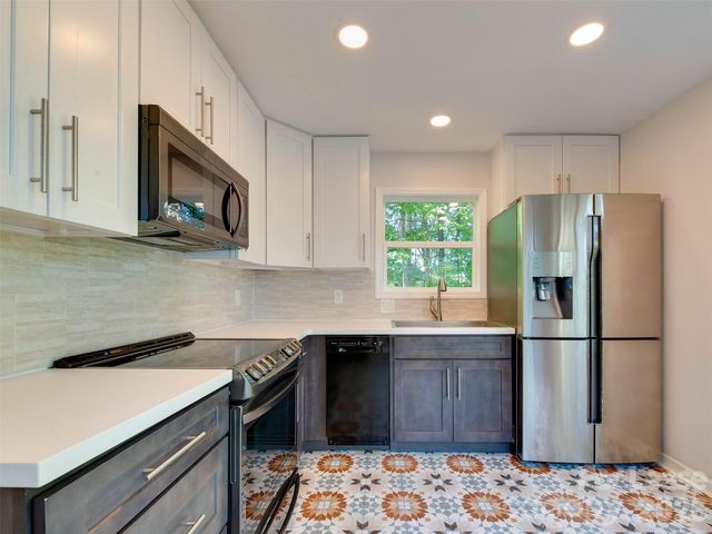 9006 Saint Thomas Lane, Charlotte, NC 28277