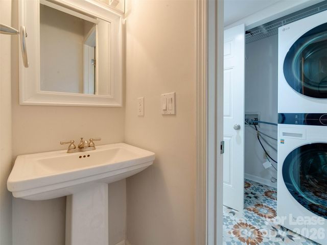 9006 Saint Thomas Lane, Charlotte, NC 28277