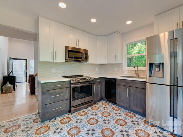 9006 Saint Thomas Lane, Charlotte, NC 28277