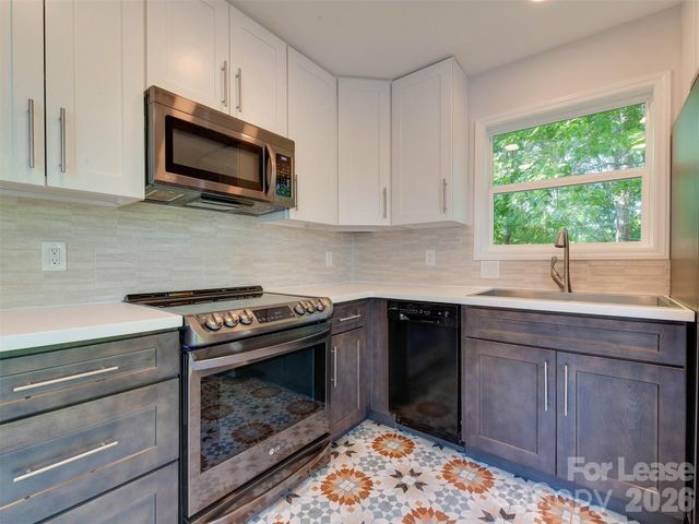 9006 Saint Thomas Lane, Charlotte, NC 28277
