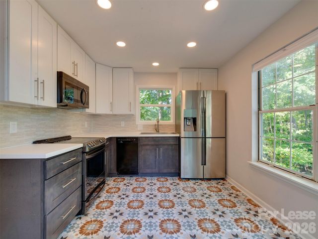9006 Saint Thomas Lane, Charlotte, NC 28277