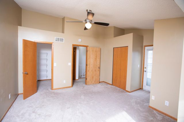 15805 24th Avenue N F, Plymouth, MN 55447