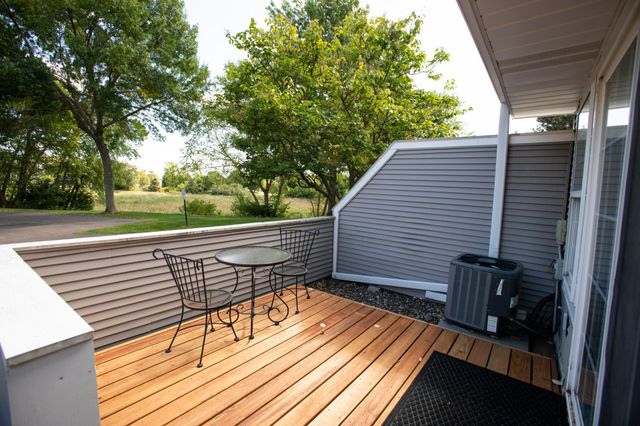 15805 24th Avenue N F, Plymouth, MN 55447