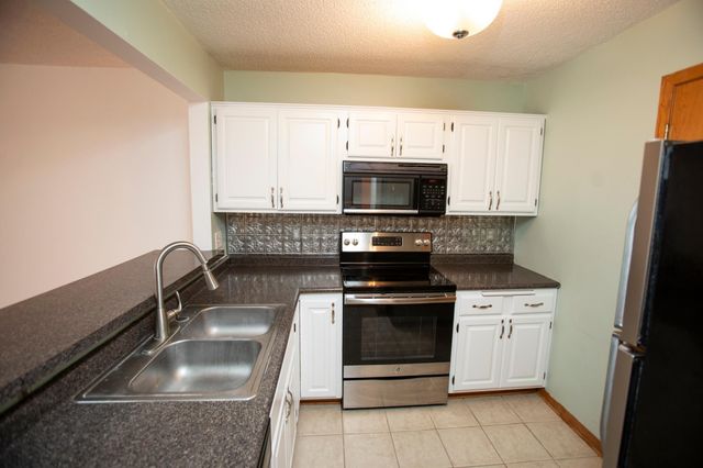 15805 24th Avenue N F, Plymouth, MN 55447