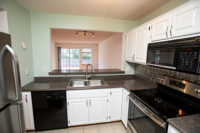 15805 24th Avenue N F, Plymouth, MN 55447