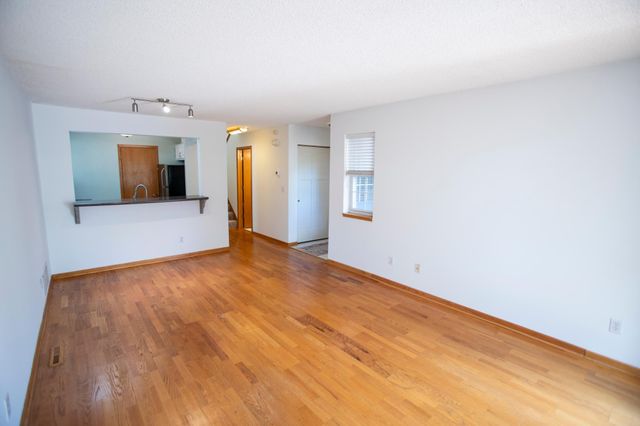15805 24th Avenue N F, Plymouth, MN 55447