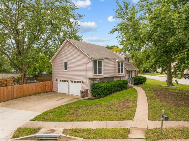 3712 SW Christiansen Drive, Blue Springs, MO 64014