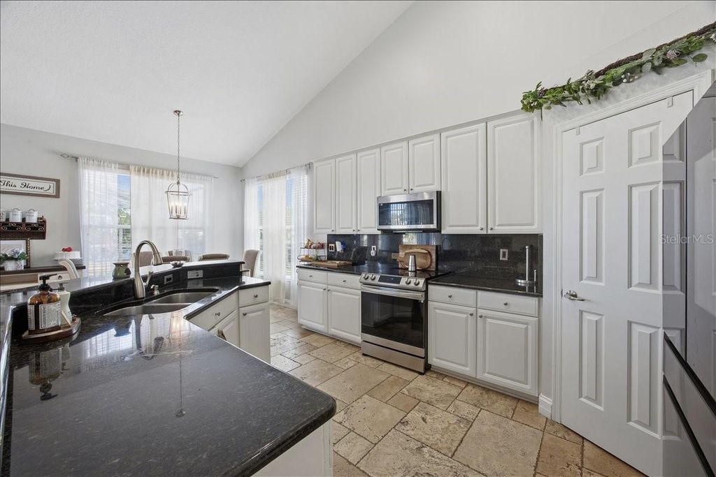 Image 12 of property listing at 13231 MEERGATE CIRCLE, Orlando, FL 32837