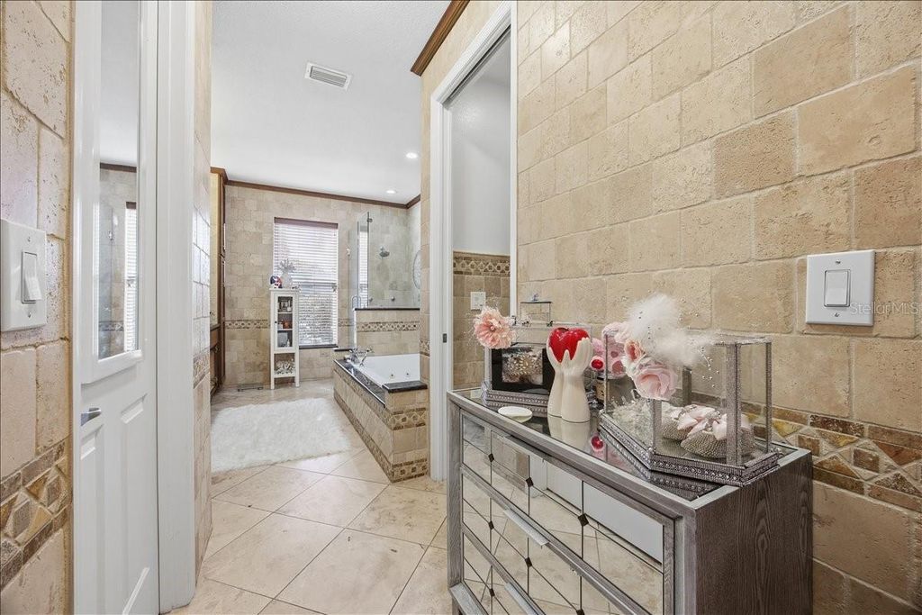 Image 19 of property listing at 13231 MEERGATE CIRCLE, Orlando, FL 32837