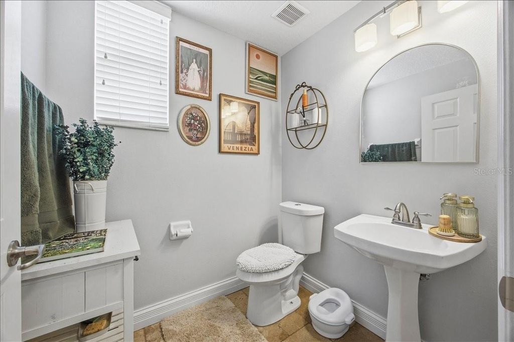 Image 20 of property listing at 13231 MEERGATE CIRCLE, Orlando, FL 32837