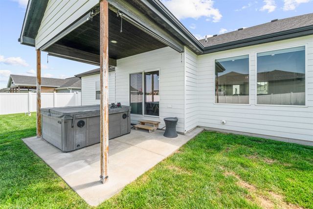2736 Wet Stone Dr, Salina, KS 67401