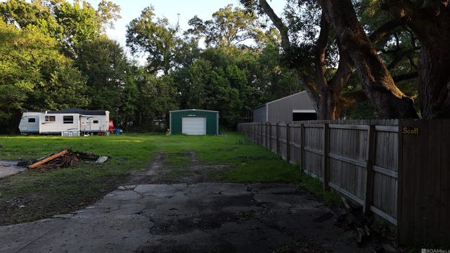 8645 Glen Ellen Dr, Baton Rouge, LA 70809