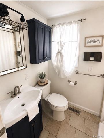 313 N Castell Avenue, Rochester Hills, MI 48307