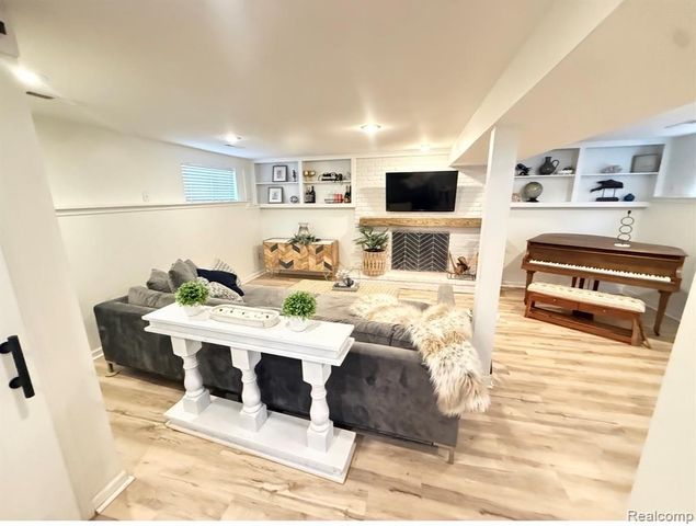 313 N Castell Avenue, Rochester Hills, MI 48307
