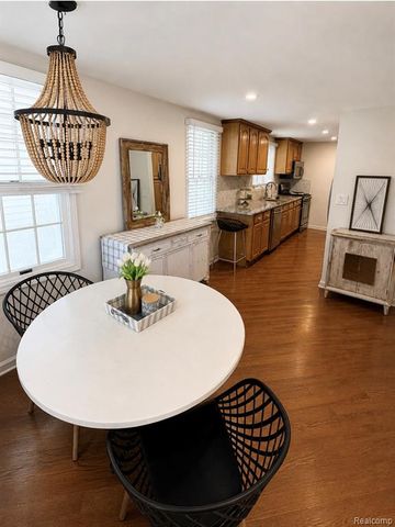313 N Castell Avenue, Rochester Hills, MI 48307