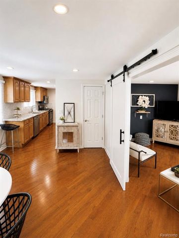 313 N Castell Avenue, Rochester Hills, MI 48307