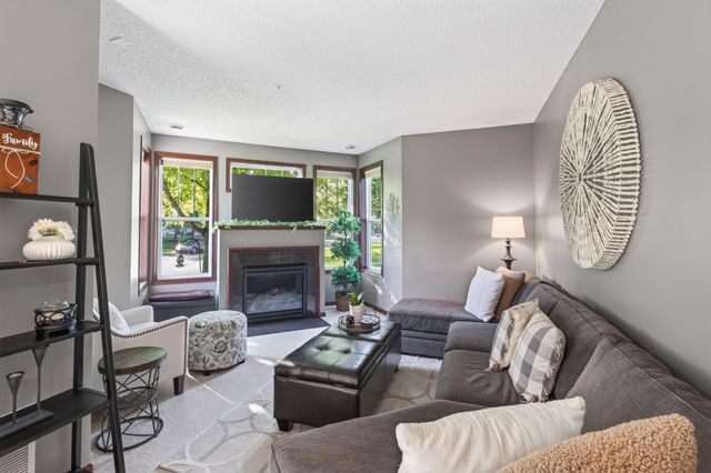 9540 Washington Boulevard 5, Chanhassen, MN 55317
