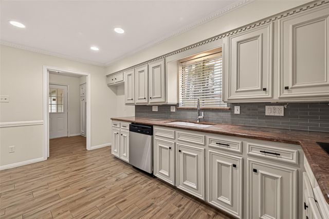 422 Willow Vista Drive, El Lago, TX 77586