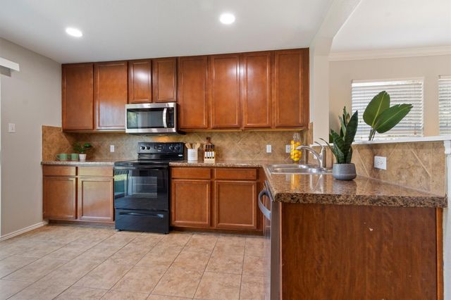 100 Snowy Egret LN, Leander, TX 78641