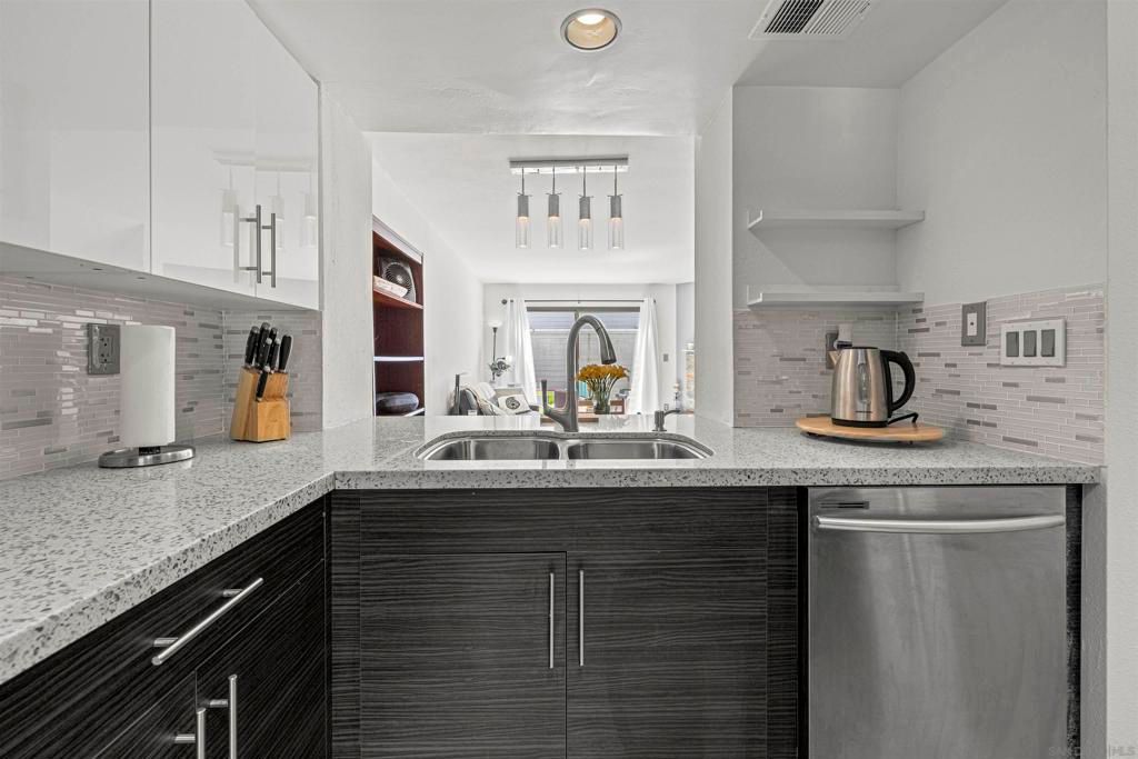 Image 7 of property listing at 814 AMERICA WAY, Del Mar, CA 92014