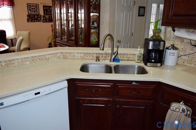 7999 Ellerson Station Dr, Mechanicsville, VA 23111