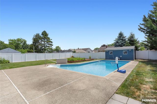 512 Lyster Avenue, Saddle Brook, NJ 07663
