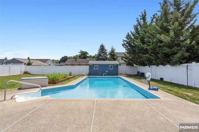 512 Lyster Avenue, Saddle Brook, NJ 07663