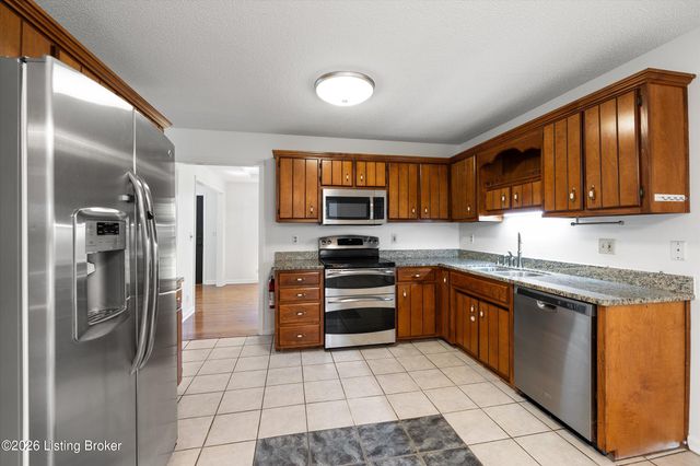 2628 Cedar Point Rd, La Grange, KY 40031