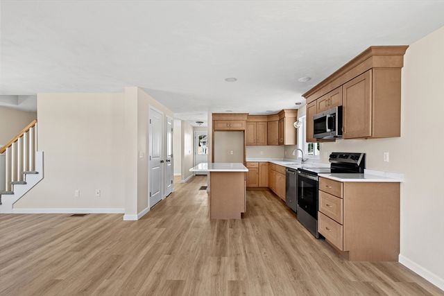 5 Bumblebee Dr, Plymouth, MA 02360