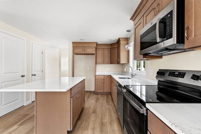 5 Bumblebee Dr, Plymouth, MA 02360