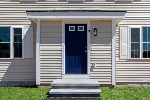 5 Bumblebee Dr, Plymouth, MA 02360
