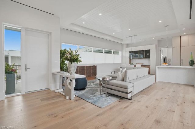 201 8th ST S 309, Naples, FL 34102