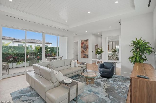 201 8th ST S 309, Naples, FL 34102