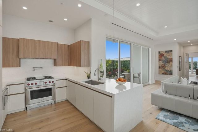 201 8th ST S 309, Naples, FL 34102