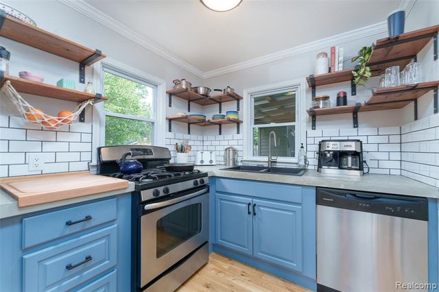 25550 Pennie Street, Dearborn Heights, MI 48125