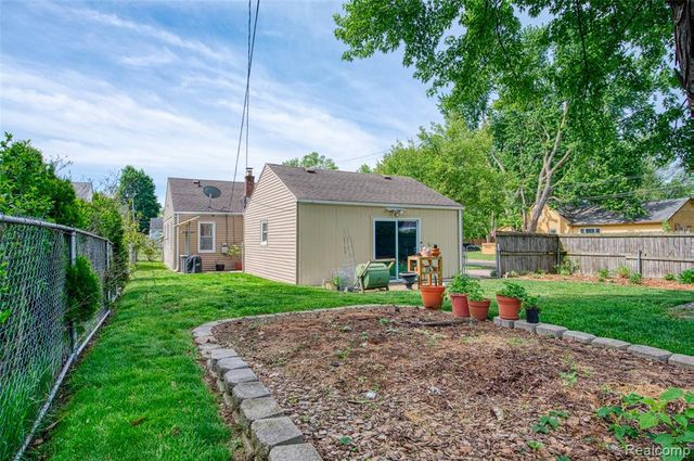 25550 Pennie Street, Dearborn Heights, MI 48125