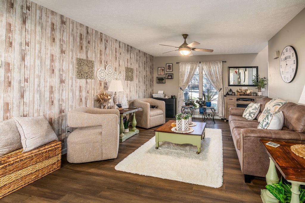 Image 13 of property listing at 2004 Northwoods Place, Mt Vernon, IL 62864