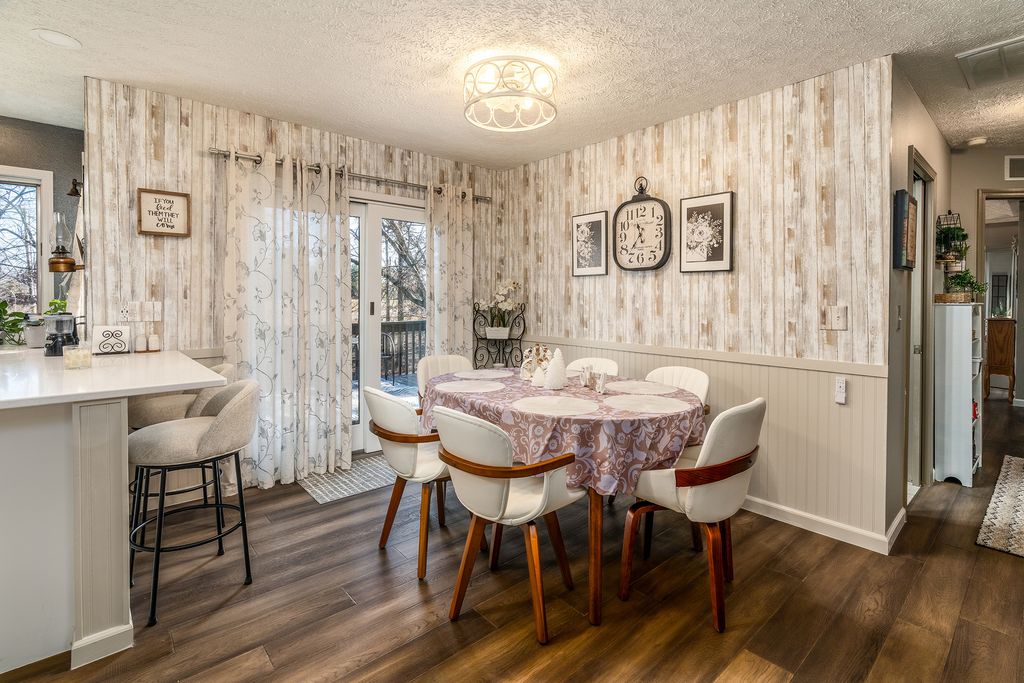 Image 14 of property listing at 2004 Northwoods Place, Mt Vernon, IL 62864