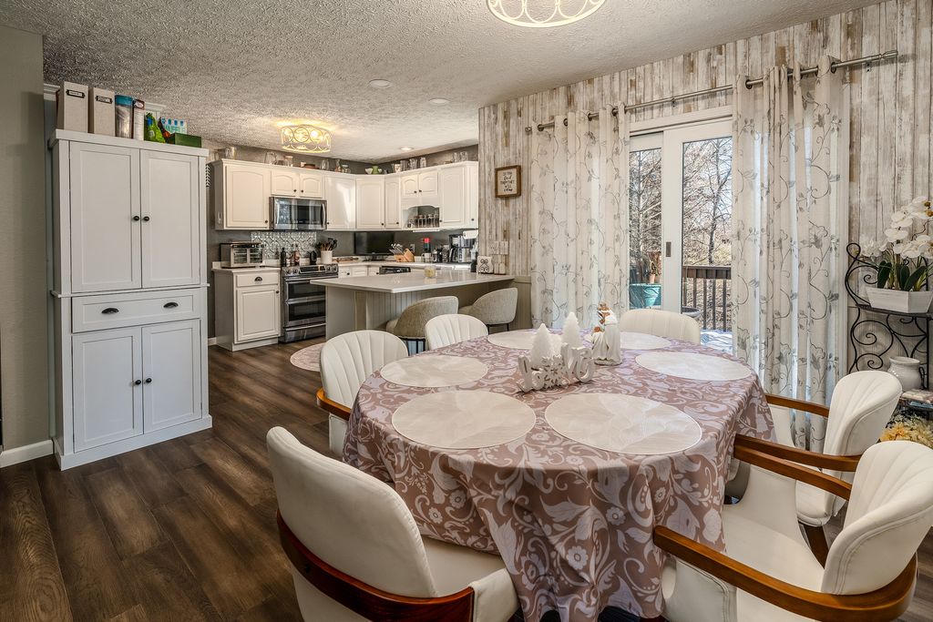 Image 15 of property listing at 2004 Northwoods Place, Mt Vernon, IL 62864