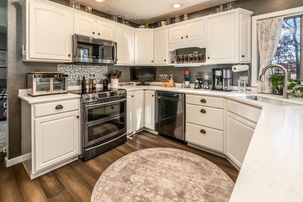 Image 16 of property listing at 2004 Northwoods Place, Mt Vernon, IL 62864