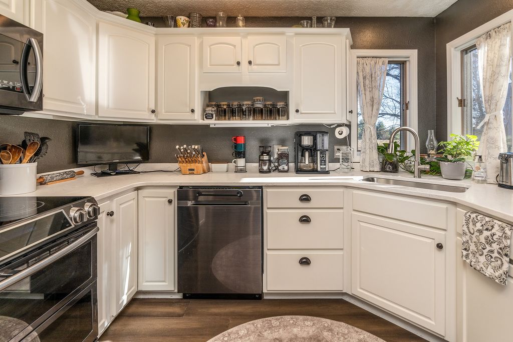 Image 18 of property listing at 2004 Northwoods Place, Mt Vernon, IL 62864