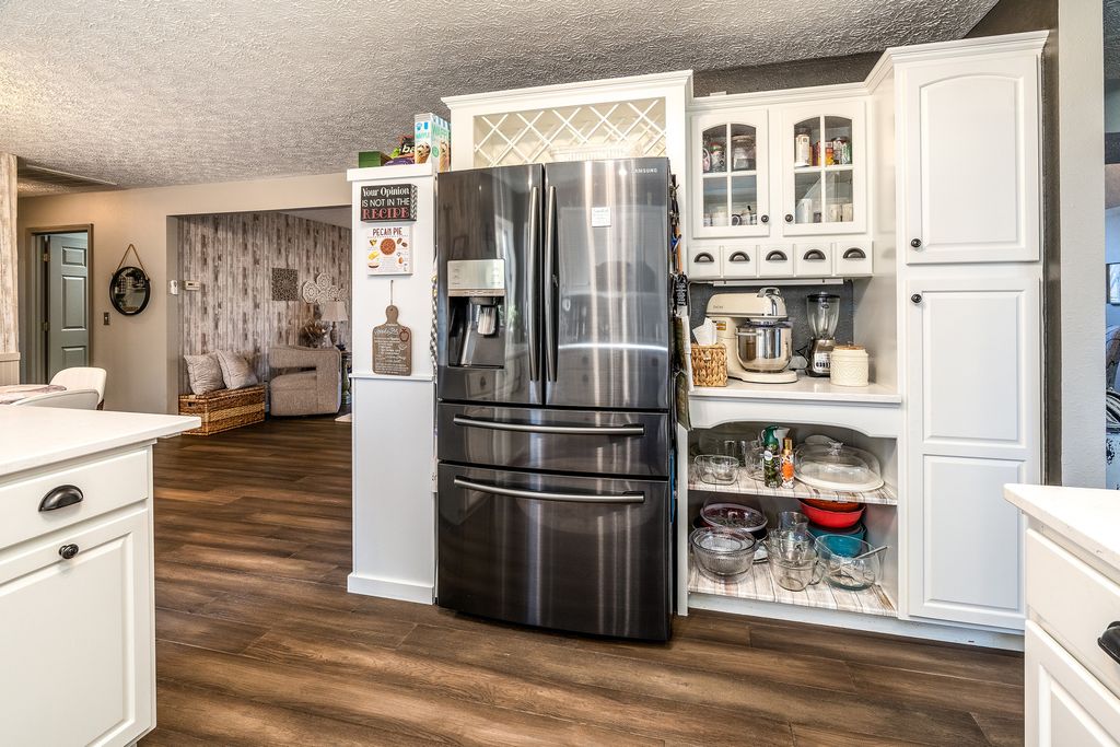 Image 19 of property listing at 2004 Northwoods Place, Mt Vernon, IL 62864