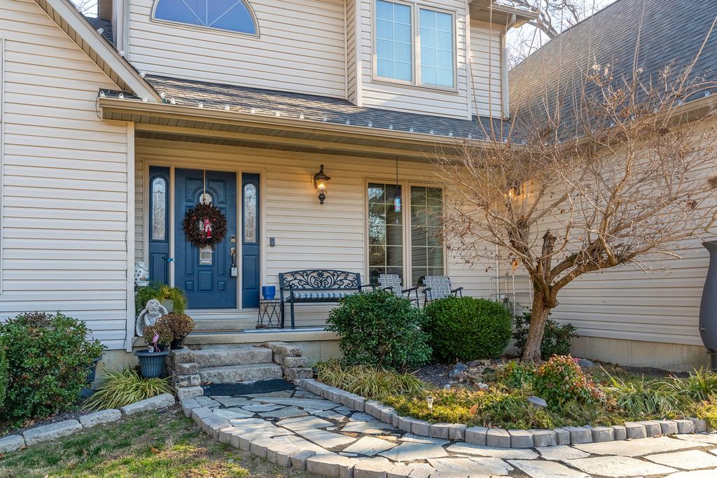 Image 3 of property listing at 2004 Northwoods Place, Mt Vernon, IL 62864