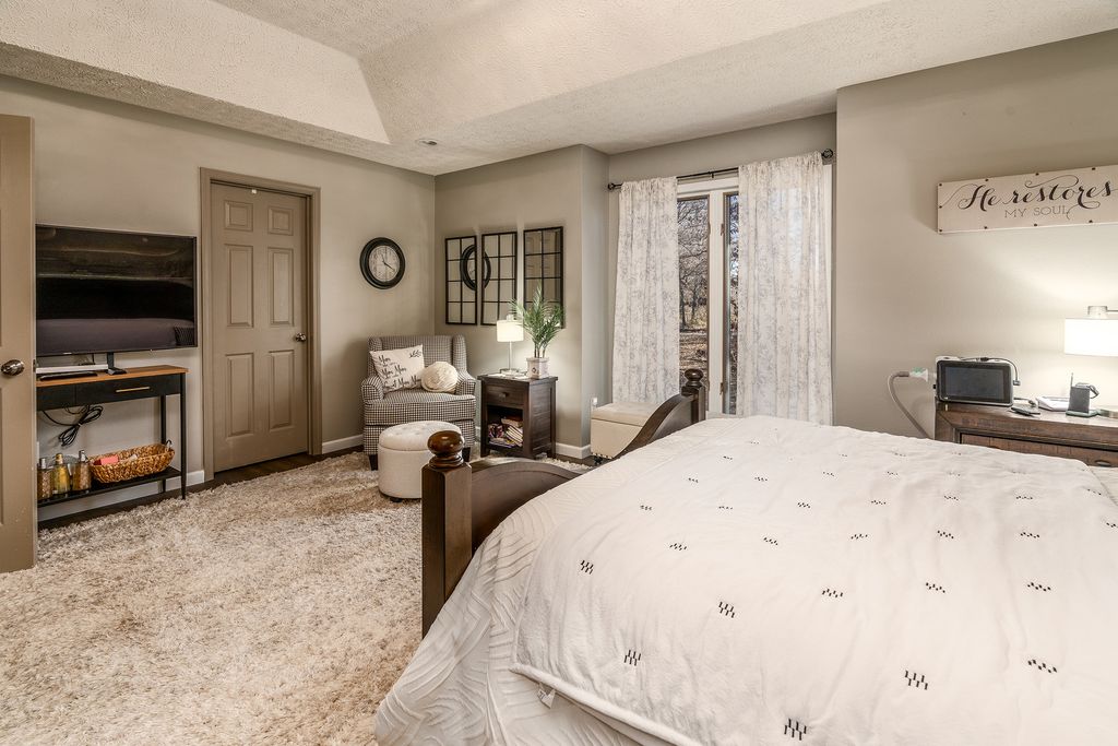 Image 21 of property listing at 2004 Northwoods Place, Mt Vernon, IL 62864