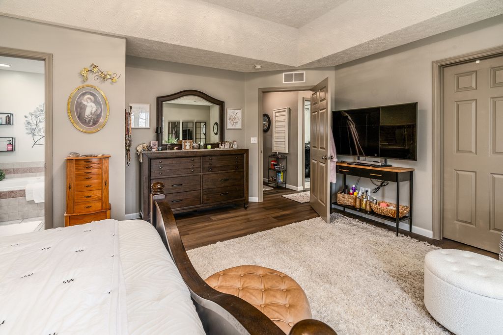 Image 22 of property listing at 2004 Northwoods Place, Mt Vernon, IL 62864