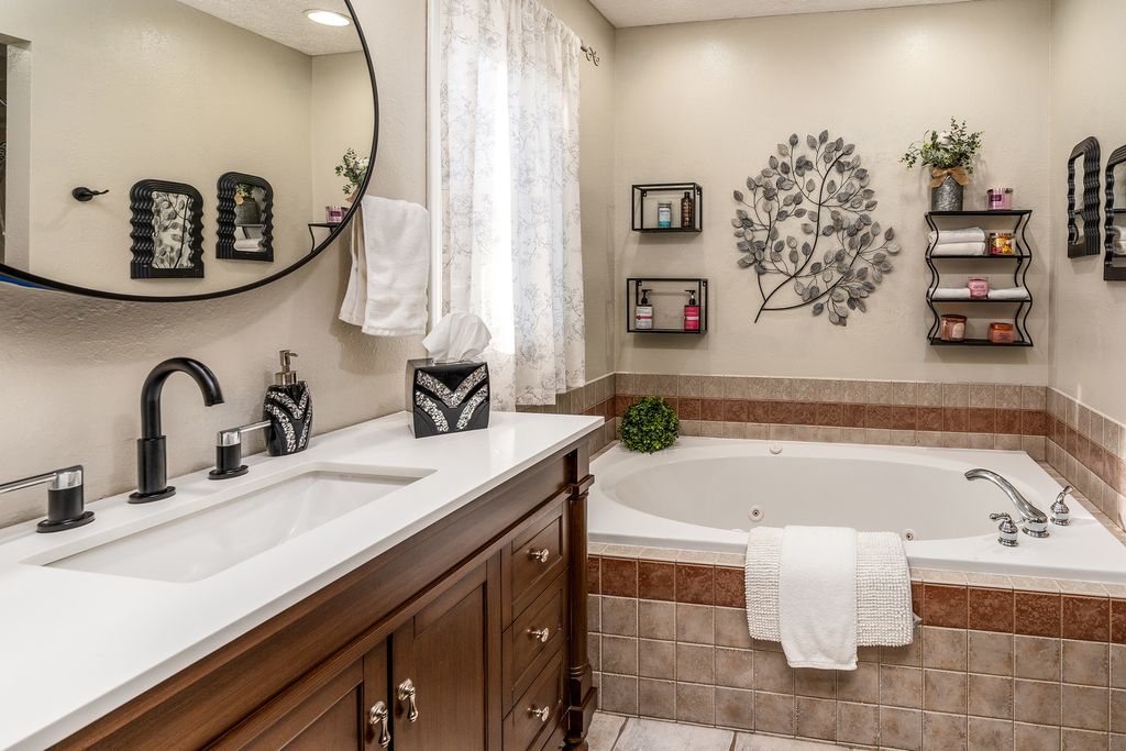 Image 23 of property listing at 2004 Northwoods Place, Mt Vernon, IL 62864