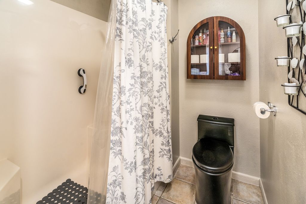 Image 25 of property listing at 2004 Northwoods Place, Mt Vernon, IL 62864