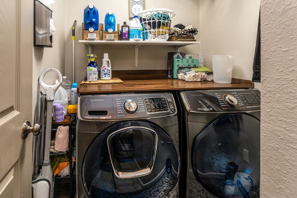 Image 27 of property listing at 2004 Northwoods Place, Mt Vernon, IL 62864