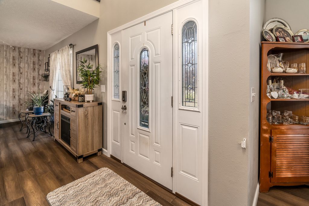 Image 4 of property listing at 2004 Northwoods Place, Mt Vernon, IL 62864